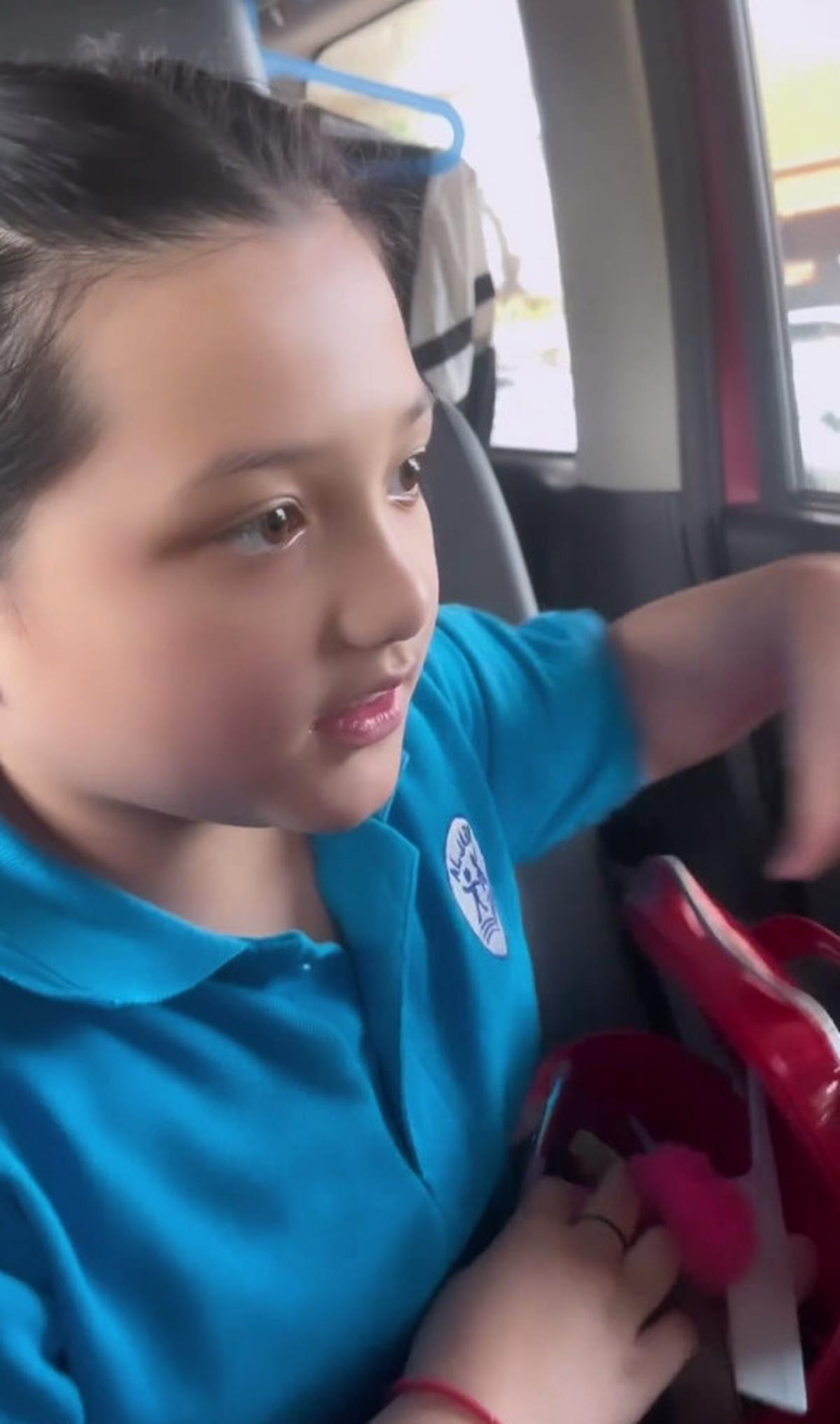 Baru-baru ini, saat akan pentas sekolah, anak Anang Hermansyah dan Ashanty ini merias wajahnya di perjalanan ke panggung.