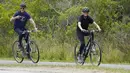 Presiden Joe Biden bersama ibu negara, Jill Biden bersepeda di Pantai Rehoboth, Delaware, Kamis (3/6/2021). Mereka bersepeda sekaligus untuk merayakan ulang tahun ke-70 ibu negara Amerika Serikat. (AP Photo/Susan Walsh)
