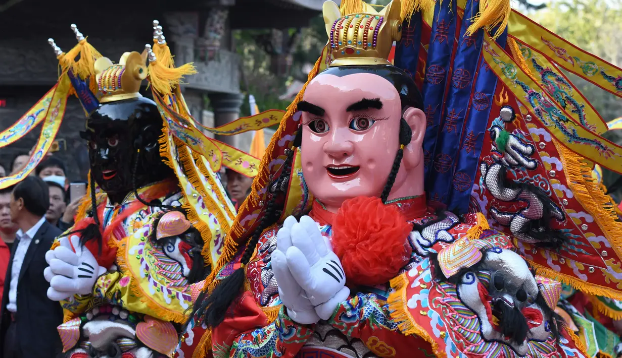 Patung yang dipadukan musik elektronik dan adat istiadat masyarakat ditampilkan di lapangan di Pulau Meizhou, Kota Putian, Provinsi Fujian, China, 25 Oktober 2020. Kepercayaan dan adat istiadat Mazu dimasukkan dalam Daftar Warisan Budaya Takbenda kategori Kemanusiaan UNESCO. (Xinhua/Wei Peiquan)