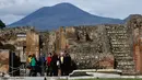 Pemandangan pemandian air panas Pompeii, Italia, Senin (25/11/2019). Pemandian ini dibuka untuk pengunjung pertama kalinya setelah penggalian yang melelahkan. (Filippo MONTEFORTE/AFP)