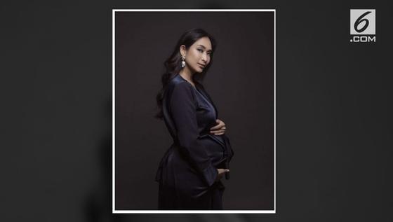 VIDEO: Happy Salma Dukung Ayah Mertua di Pilkada Bali 2018