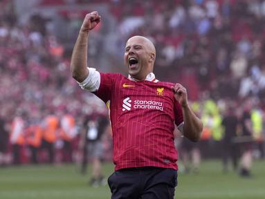 Pelatih Liverpool, Arne Slot melakukan selebrasi setelah timnya dipastikan menyabet gelar juara Liga Inggris 2024/2025 setelah mengalahkan Tottenham Hotspur di Anfield, Liverpool, Inggris, Minggu (27/04/2025). (AP Photo/Jon Super)