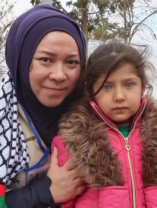 Di akun Instagramnya, Melly mengunggah fotonya bersama dengan salah satu anak perempuan di sana yang wajahnya begitu menggemaskan. Terlihat sorotan mata Melly yang menahan sedihnya. (Instagram/melly_goeslaw)