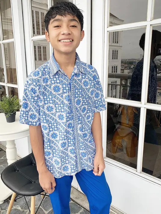 Dengan polosnya, Betrand mengatakan saat itu posisi tangannya yang sangat dekat dengan Sarwendah. Ia pun menjadi sulit untuk izin ke toilet saat itu. (Instagram/betrandpetoputraonsu)