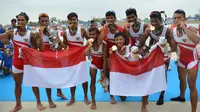 Regu dayung Indonesia berpose memperlihatkan medali emas seusai pertandingan final dayung kelas ringan delapan putra Asian Games ke-18 tahun 2018 di Venue Rowing Jakabaring Sport City, Palembang, Jumat (24/8). (ANTARA FOTO/INASGOC/Nova Wahyudi/nym/18)