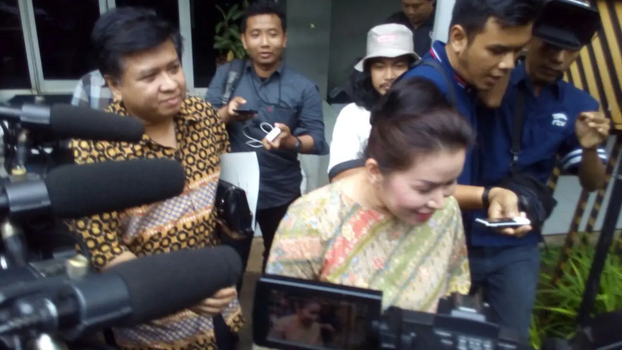 Linna Susanto Teguh, istri motivator kondang Mario Teguh melaporkan kasus dugaan pencemaran nama baik yang dilakukan dua akun Instagram.