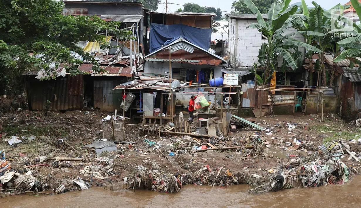 Warga beraktivitas di bantaran Sungai Ciliwung, Manggarai, Jakarta, Selasa (13/2). Pemprov DKI akan melanjutkan program normalisasi sungai sehingga bantaran sungai terbebas dari hunian warga serta upaya mengurangi banjir. (Liputan6.com/Immanuel Antonius)