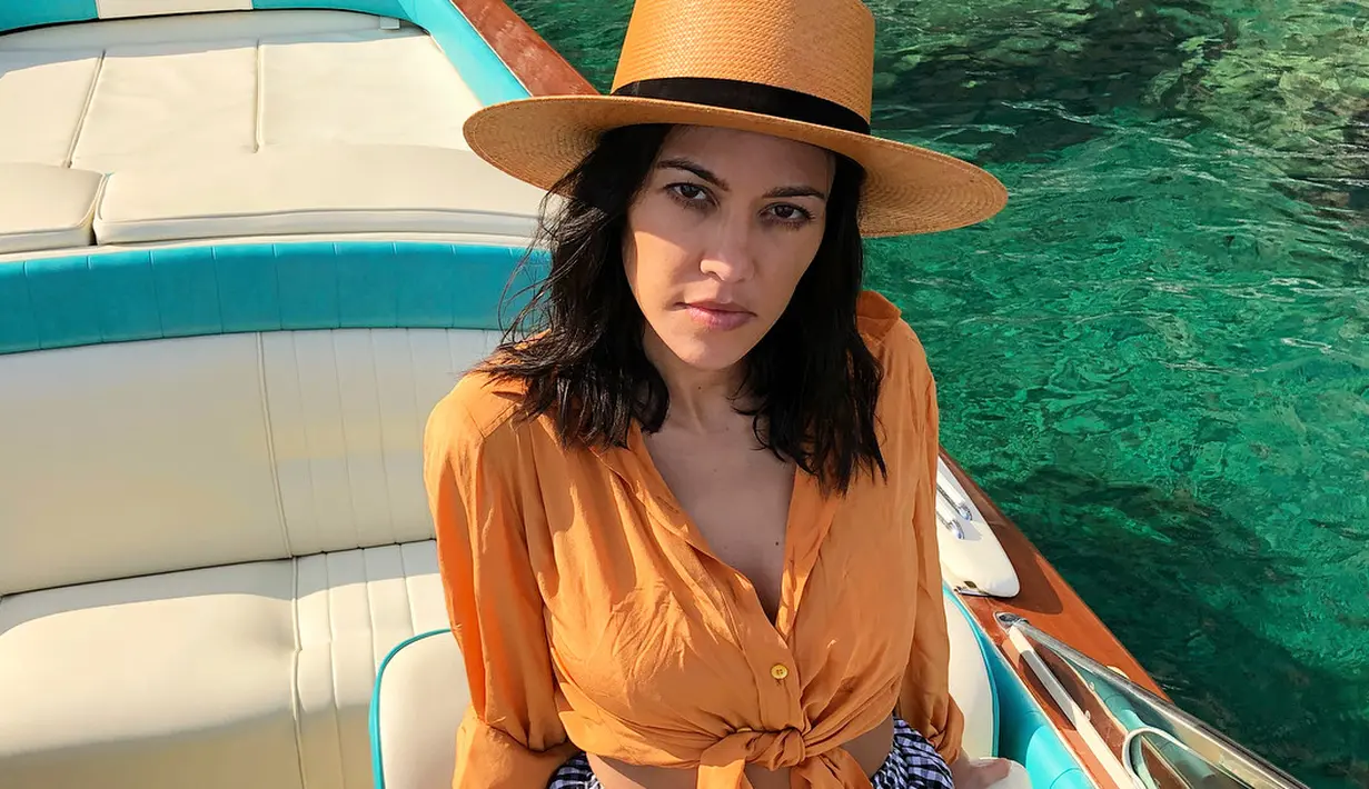Kourtney Kardashian kini tengah memanjakan dirinya dan pergi liburan ke Italia. (instagram/kourtneykardashian)