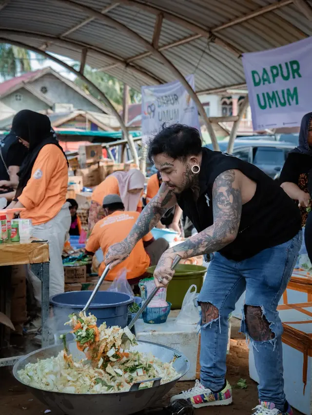 6 Potret King Abdi Bantu Masak di Dapur Umum Korban Banjir Aceh Tamiang