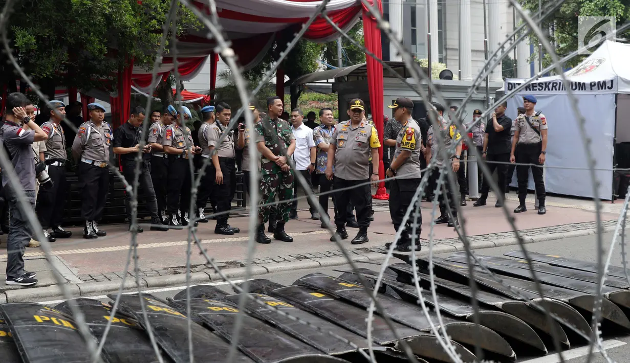 Kapolda Metro Jaya Irjen Pol Gatot Eddy Pramono (tengah) bersama Kapolres Jakarta Pusat Kombes Pol Harry Kurniawan meninjau situasi dan kondisi pengamanan sekitar gedung Mahkamah Konstitusi, Jakarta, Jumat (14/6/2019). (Liputan6.com/Helmi Fithriansyah)