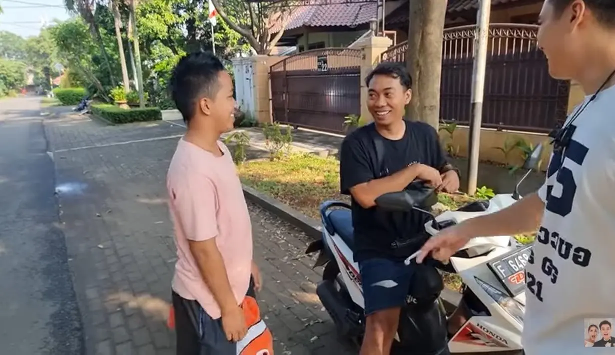 Anak tersebut sukses membuat seseorang memberinya uang Rp 2000. Baim Wong menggantinya 100 kali lipat. (Foto: YouTube)