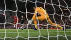 Pemain Liverpool Mohamed Salah (kiri) mencetak gol ke gawang Red Bull Salzburg pada lanjutan Liga Champions di Stadion Anfield, Liverpool, Inggris, Rabu (2/10/2019). The Reds menang tipis 4-3 atas Salzburg. (AP Photo/Jon Super)