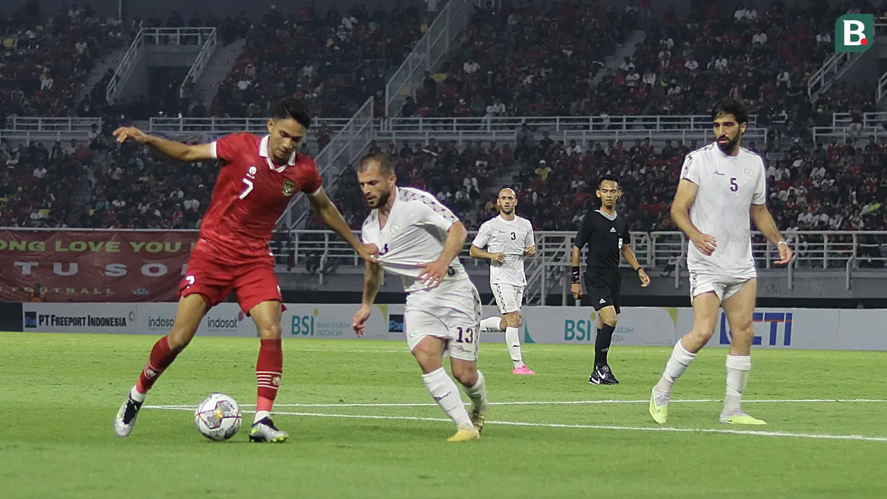 Foto: Ketika Pemain Timnas Indonesia Kesulitan Menembus Pertahanan Palestina di FIFA Matchday