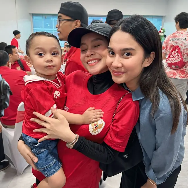 Potret 6 Artis Nonton Indonesia Vs Australia, Kehadiran Azizah Salsha Disorot