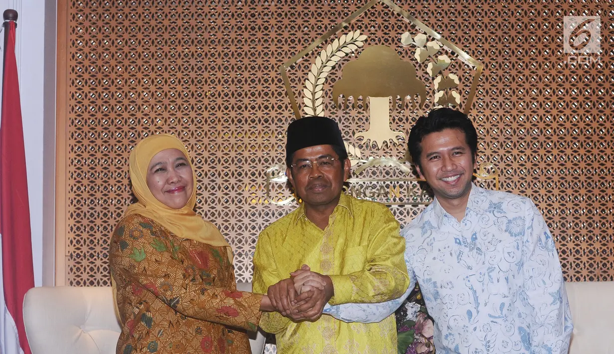 Plt Ketua Umum Partai Golkar, Idrus Marham (tengah) bersama Khofifah Indar Parawansa (kiri) dan Emil Elistyanto Dardak jelang penyerahan surat rekomendasi Cagub dan Cawagub Jawa Timur di Jakarta, Rabu (22/11). (Liputan6.com/Helmi Fithriansyah)