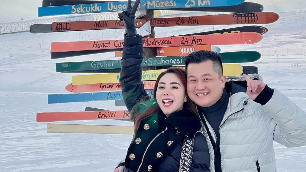 Naik Gunung Erciyes, Ini 7 Momen Mesra Liburan Femmy Permatasari di Turki