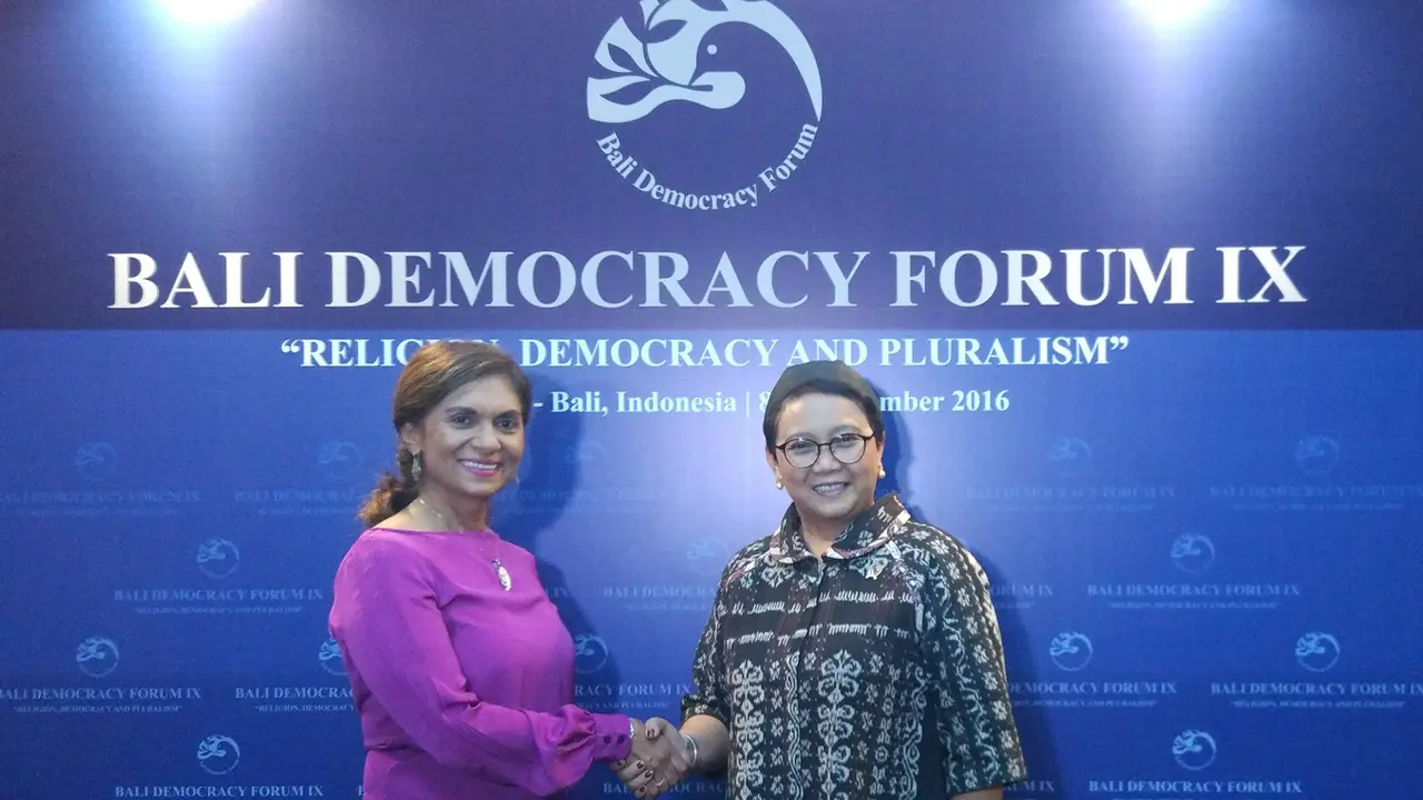 Menlu Suriname Niermala Badrising dan Menlu Indonesia Retno Marsudi