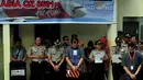 Tim DVI Polda Jawa Timur melakukan penyerahan jenazah korban pesawat AirAsia QZ8501 di RS Bhayangkara, Surabaya, Jumat (2/1/2015). Tampak suasana upacara penyerahan jenazah korban pesawat AirAsia QZ8501. (Liputan6.com/Johan Tallo)