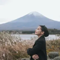 Banyak dari para penggemar Prilly Latuconsina memuji penampilannya saat liburan ke luar negeri. Tidak sedikit yang menyebut, dalam setiap liburannya ke luar negeri selalu tampil elegan, seperti dalam liburannya ke Jepang kali ini. (Liputan6.com/IG/@prillylatuconsina96)