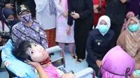 Wawako Palembang Fitrianti Agustinda saat mengunjungi salah satu warganya yang mengalami lumpuh sejak lahir di Kota Palembang Sumsel (Dok. Humas Pemkot Palembang / Nefri Inge)