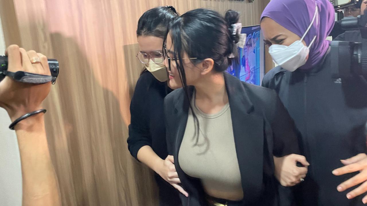 Pada prinsipnya, Ade menjamin penyidik dalam melaksanakan penyidikan telah sesuai dengan peraturan dan perundang-undangan yang berlaku.<br>