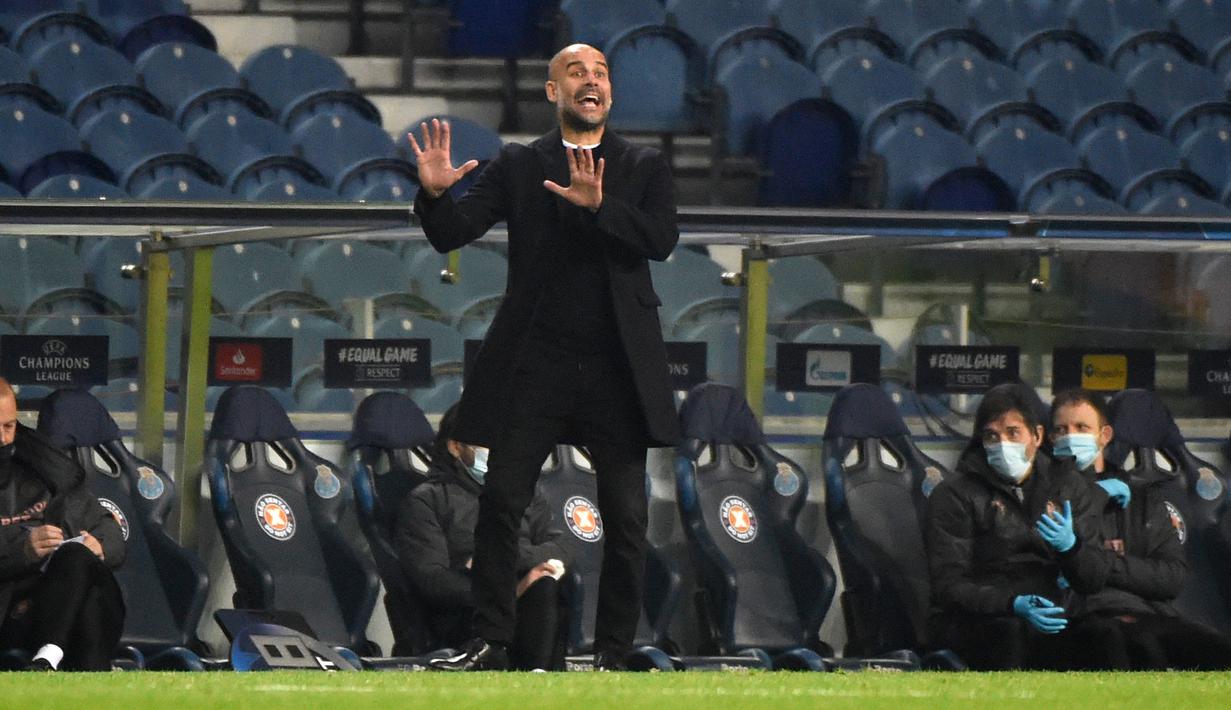 Pelatih Manchester City, Josep Guardiola, memberikan intruksi kepada para pemainnya dalam laga lanjutan Liga Champions 2020/21 Grup C melawan Porto di Dragao Stadium, Porto, Selasa (1/12/2020) waktu setempat. Manchester City bermain imbang 0-0 dengan Porto. (AFP/Miguel Riopa/Pool)