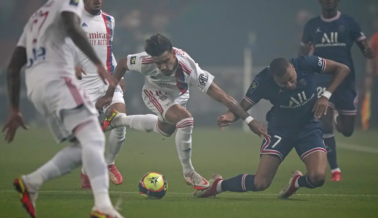 Penyerang Paris Saint-Germain (PSG), Kylian Mbappe ditantang oleh gelandang Olympique Lyon Lucas Paqueta pada laga pekan keenam Liga Prancis di Stadion Parc des Princes, Senin (20/9/2021) dini hari WIB. PSG menang dengan skor tipis 2-1. (AP Photo/Francois Mori)