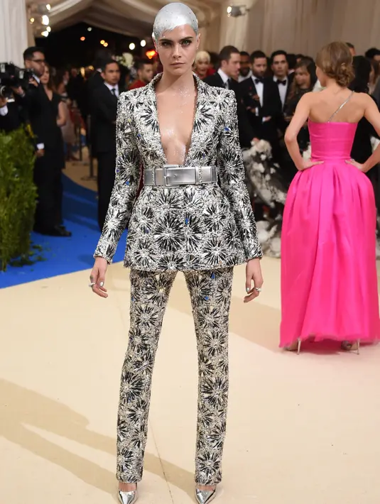 Cara Delevingne menggeser posisi Kate Moss sebagai model Inggris dengan pendapatan tertinggi. Selama setahun terakhir, Delevingne berhasil mengumpulkan pendapatan sebesar 8 juta poundsterling atau Rp384 juta sehari. (AP Photo/Thibault Camus)