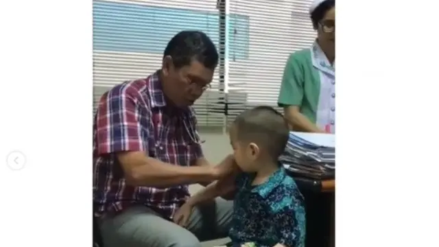 cara unik dokter anak ini menyuntik jadi viral (foto: Instagram/@makassar_iinfo)