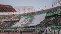 Bonek saat memberikan dukungan kepada tim kesayangan Persebaya. (Foto: persebaya.id)