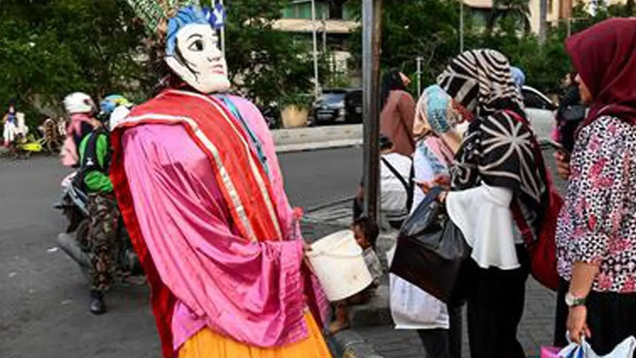 Banner Infografis Akhir Riwayat Pengamen Ondel-Ondel di Ibu Kota. (Goh Chai Hin/AFP)