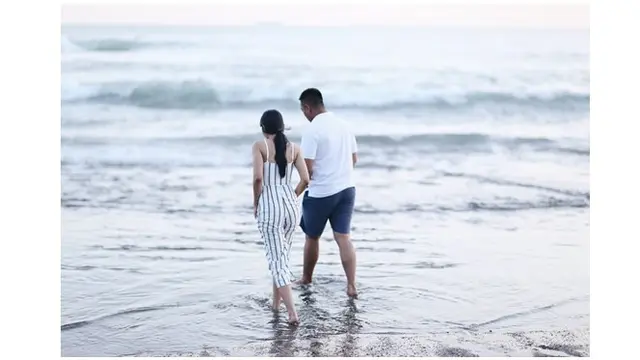Romantisnya Fanny Ghassani dan Suami saat menikmati indahnya pantai