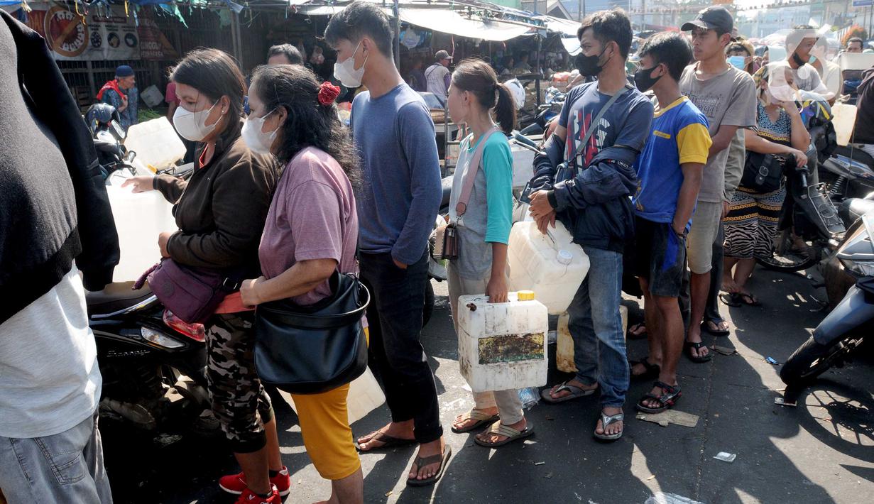Antrean warga yang mayoritas pedagang saat membeli minyak goreng curah pada distributor di Jalan MA Salmun, Bogor, Kamis (31/3/20222). Antrean yang sudah terjadi sudah lebih dari dua pekan ini menurut pedagang disebabkan sulitnya mencari minyak goreng curah di Kota Bogor. (merdeka.com/Arie Basuki)
