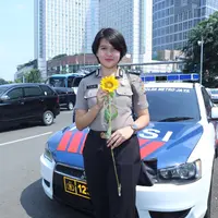 Polwan dapat bunga matahari di HUT Polwan ke-86 |footo : Galih