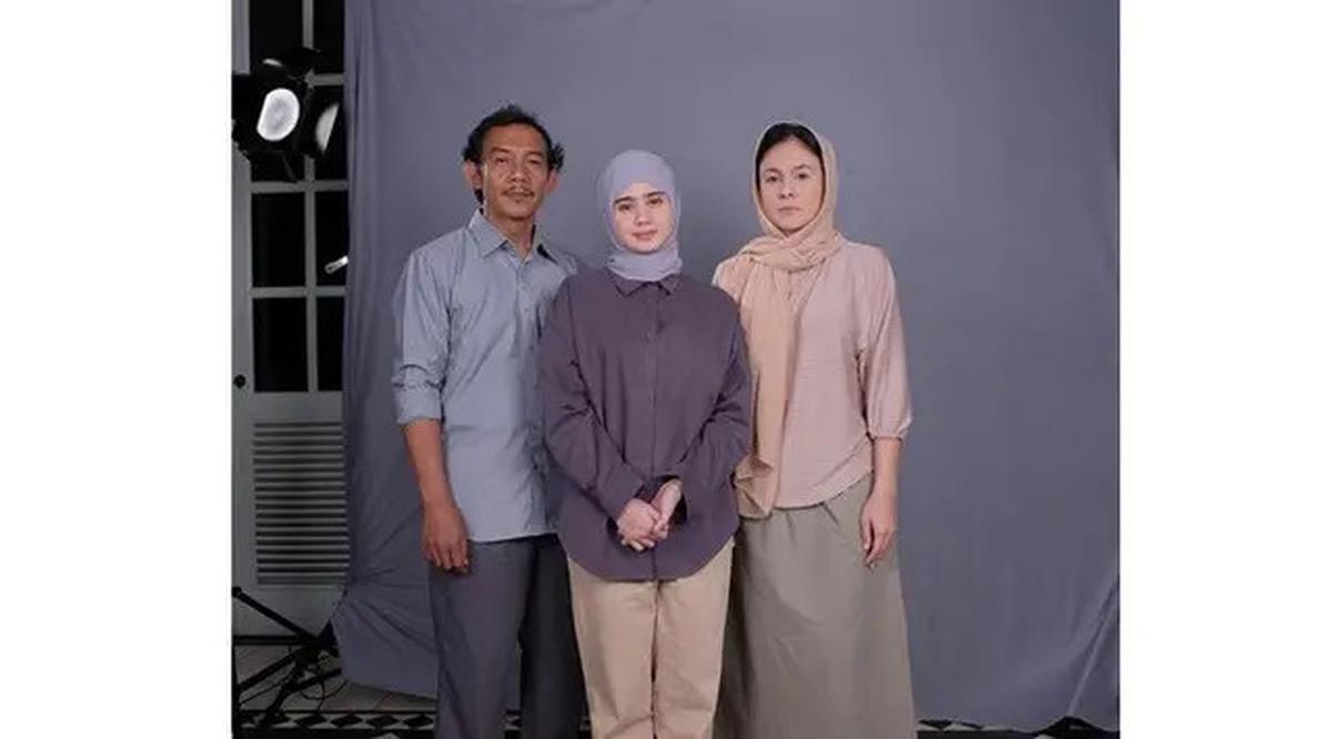 6 Potret Berhijab Wulan Guritno dan Tissa Biani di Proses SyutingFilmNorma