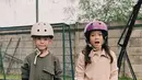 Gempita juga dekat dengan anak pertama Tya Ariestya, Muhammad Kanaka Ratinggang. Ini adalah potret Gempi dan Kanaka saat jadi model salah satu brand fashion. Kompak pakai alat pelindung bermain sepatu roda, dua anak artis ternama ini bikin gemas. Gempi lahir tahun 2015 dan Kanaka tahun 2016, keduanya sangat dekat satu sama lainnya. (Liputan.com/IG/@gisel_la)