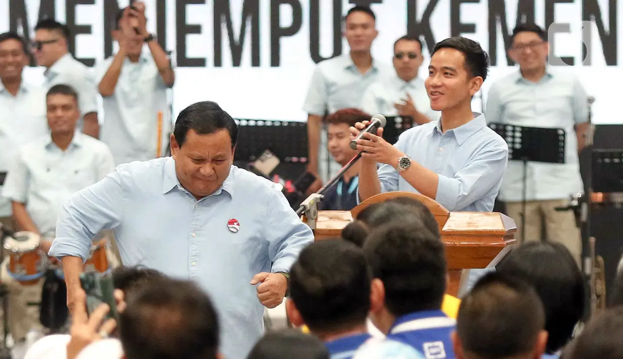 "Gue terlalu tua enggak ?..” tanya Prabowo lagi. Kemudian dijawab "Enggak..” oleh para hadirin. (Liputan6.com/Herman Zakharia)