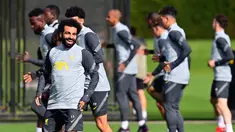 Gelandang Liverpool asal Mesir Mohamed Salah melakukan pemanasan selama sesi latihan di pusat pelatihan Axa di Kirkby, Liverpool, Inggris (27/9/2021). Liverpool akan bertanding melawan Porto pada grup B Liga Champions di Estadio do Dragao. (AFP/Paul Ellis)