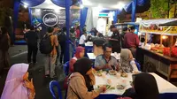 “Angkringan on Station” di halaman Stasiun Besar Purwokerto. (Foto: Liputan6.com/Muhamad Ridlo)