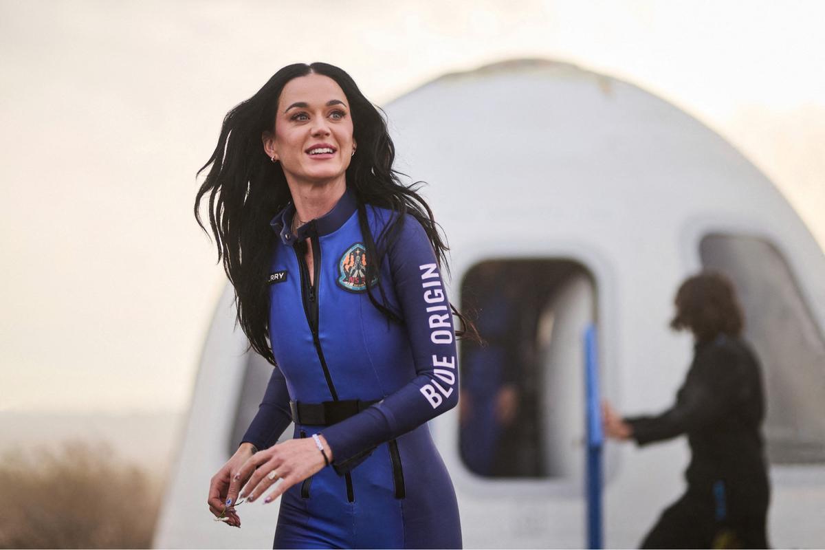 Katy Perry sujud syukur saat kembali ke Bumi dari luar angkasa