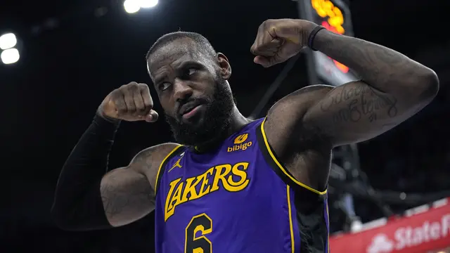 Selebrasi LeBron James saat Lakers melawan Rockets
