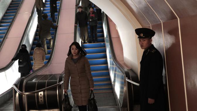 Petugas berjaga di dekat eskalator di stasiun kereta bawah tanah Kaeson di Pyongyang, Korea Utara (23/11/2019). Stasiun Kaeson ini terletak dekat Arch of Triumph dan Kaeson Youth Park. (AP Photo/Dita Alangkara)