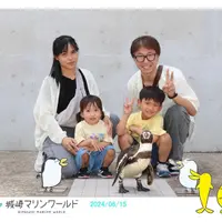 Tak melulu pakai outfit kembaran, Ueno Family membuktikan bahwa tampilan kompak bisa didapatkan dengan pilihan warna dengan tone senada. Seperti Mama Mega-Pak Bambang yang kenakan padu padan top putih-long pants abu-abu. Kemudian, Natsuki dan Ritsuki yang kembaran pakai outfit warna kuning-denim dengan gaya khas masing-masing. [@mas_natsuki].