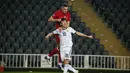 Bek Turki, Merih Demiral berebut bola dengan pemain Rusia, Yuri Zhirkov pada pertandingan UEFA Nations League di Stadion Sukru Saracoglu, Istanbul, Minggu (15/11/2020). Turki menang tipis atas Rusia 3-2. (AP Photo)