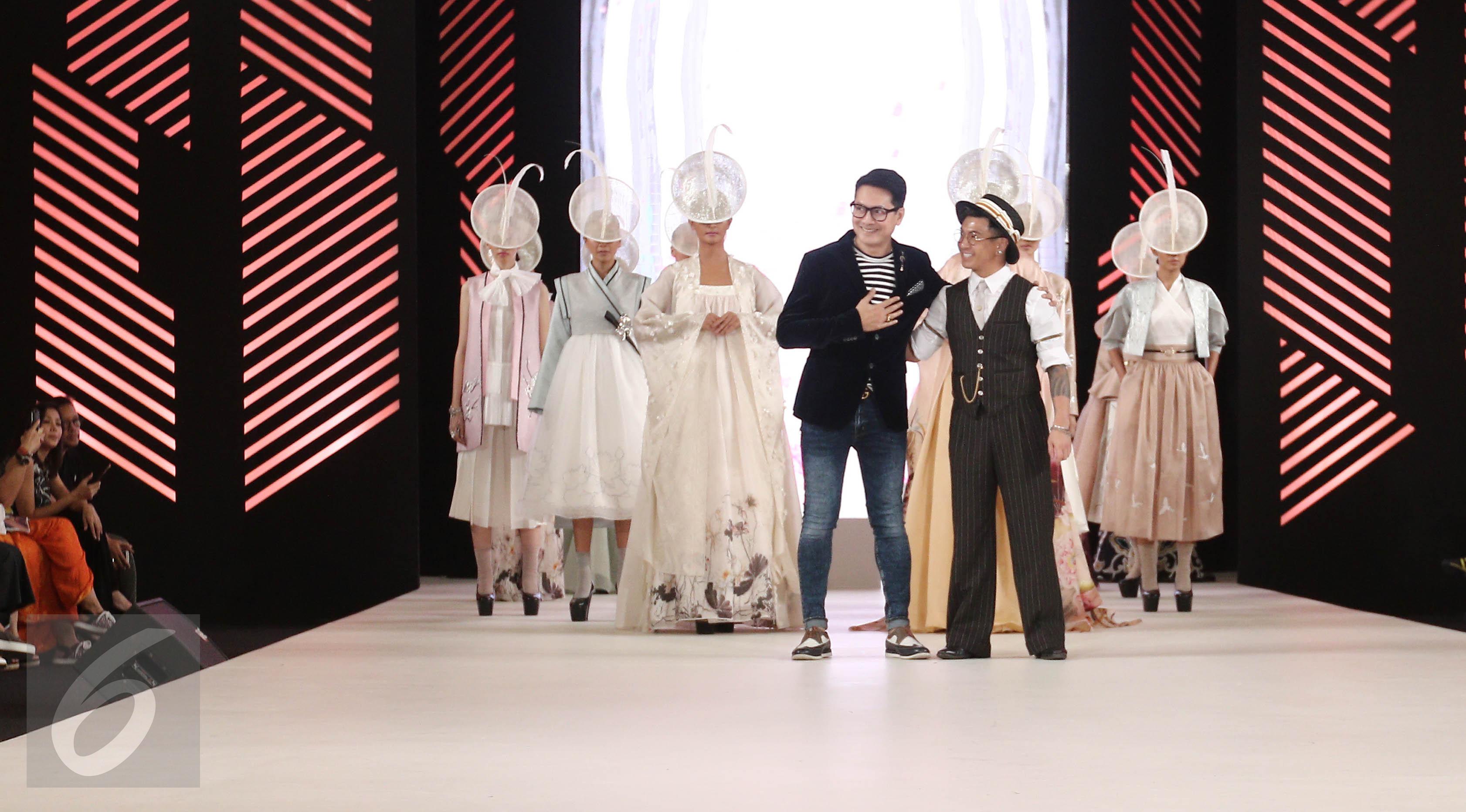 Desainer Denny Wirawan berjalan di catwalk bersama model dan rancangan dalam acara Senayan City Fashion Nation ke-11, Jakarta, Jumat (7/4). (Liputan6.com/Herman Zakharia)