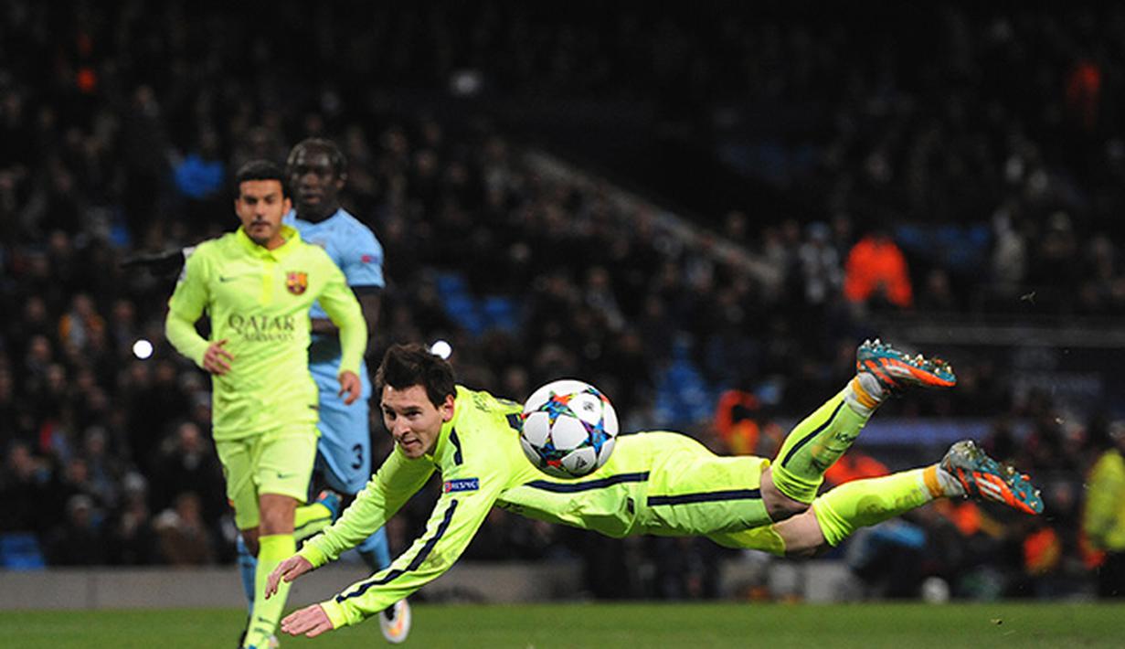 Lionel Messi mencoba mencetak gol dengan sundulan kepala ke gawang Manchester City. (EPA/Peter Powell)