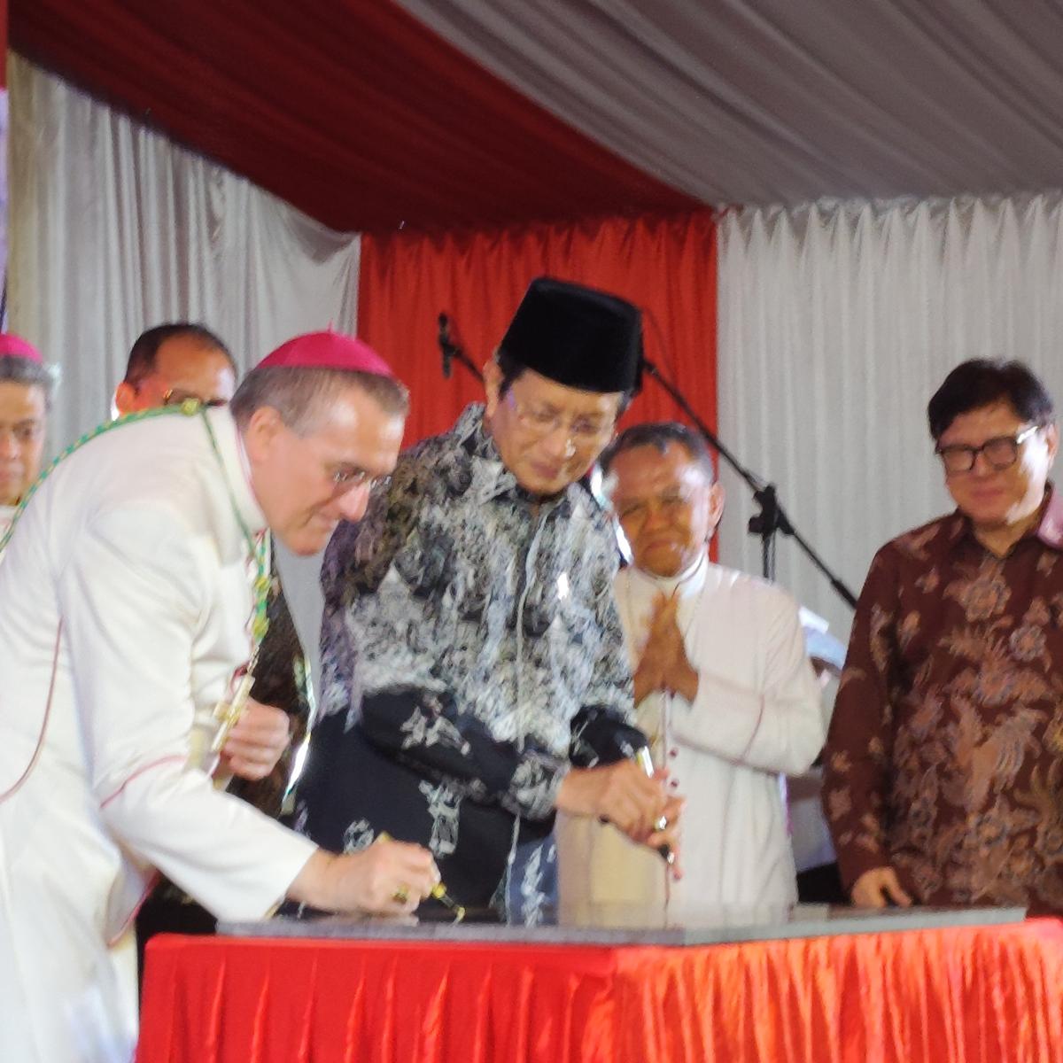 Resmikan Gedung Katedral Makassar, Menag Nasaruddin: Rumah Ibadah Harus Megah Dibandingkan Rumah Maksiat