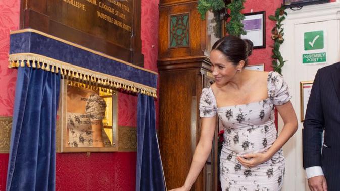 Meghan Markle mengunjungi Royal Variety Charity. (Sumber: Insider)
