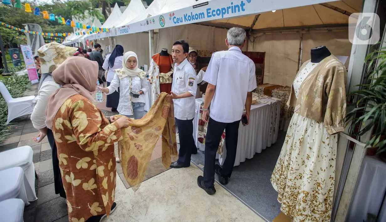 <p>Sejumlah pengunjung melihat produk daur ulang dalam Festival Ekonomi Sirkular 2023 di Taman Menteng, Jakarta, Rabu (26/7/2023). Festival ini bertujuan mendorong masyarakat untuk terlibat aktif dalam ekonomi sirkular. (Liputan6.com/Faizal Fanani)</p>