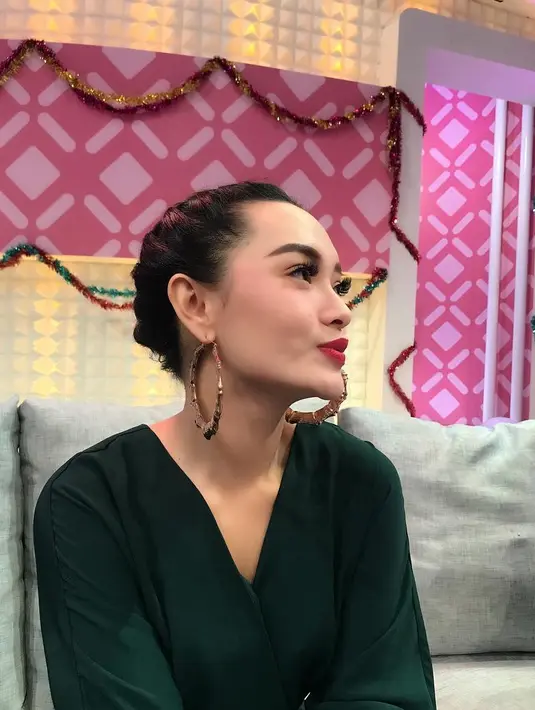 Sebagai selebriti, memang sudah sewajarnya Zaskia Gotik peduli dengan penampilannya. Mulai dari  gaya berbusana, tatanan rambut, hingga makeupnya sehari-hari. (Instagram/zaskia_gotix)